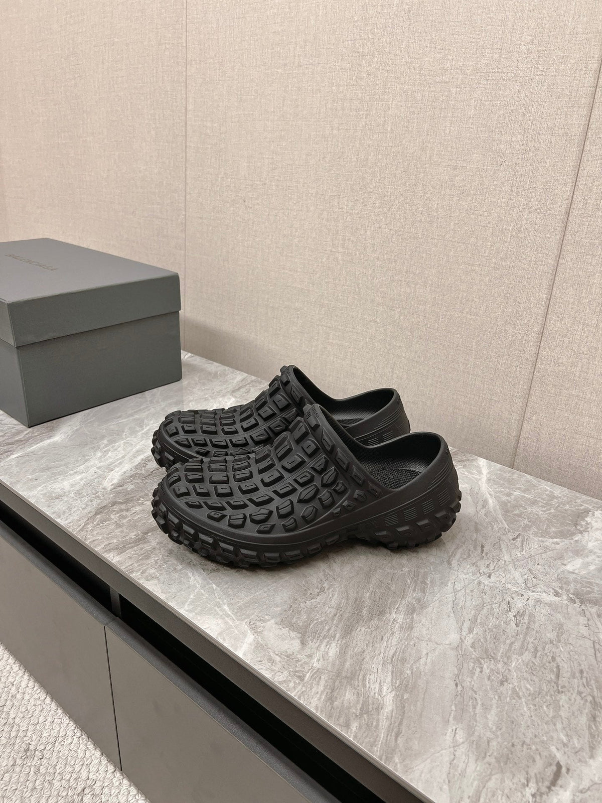 BOUNCER CLOG IN BLACK RUBBER