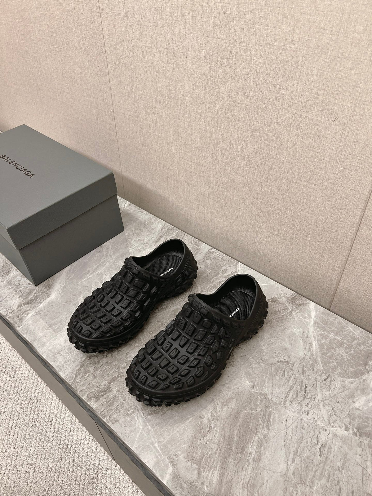 BOUNCER CLOG IN BLACK RUBBER