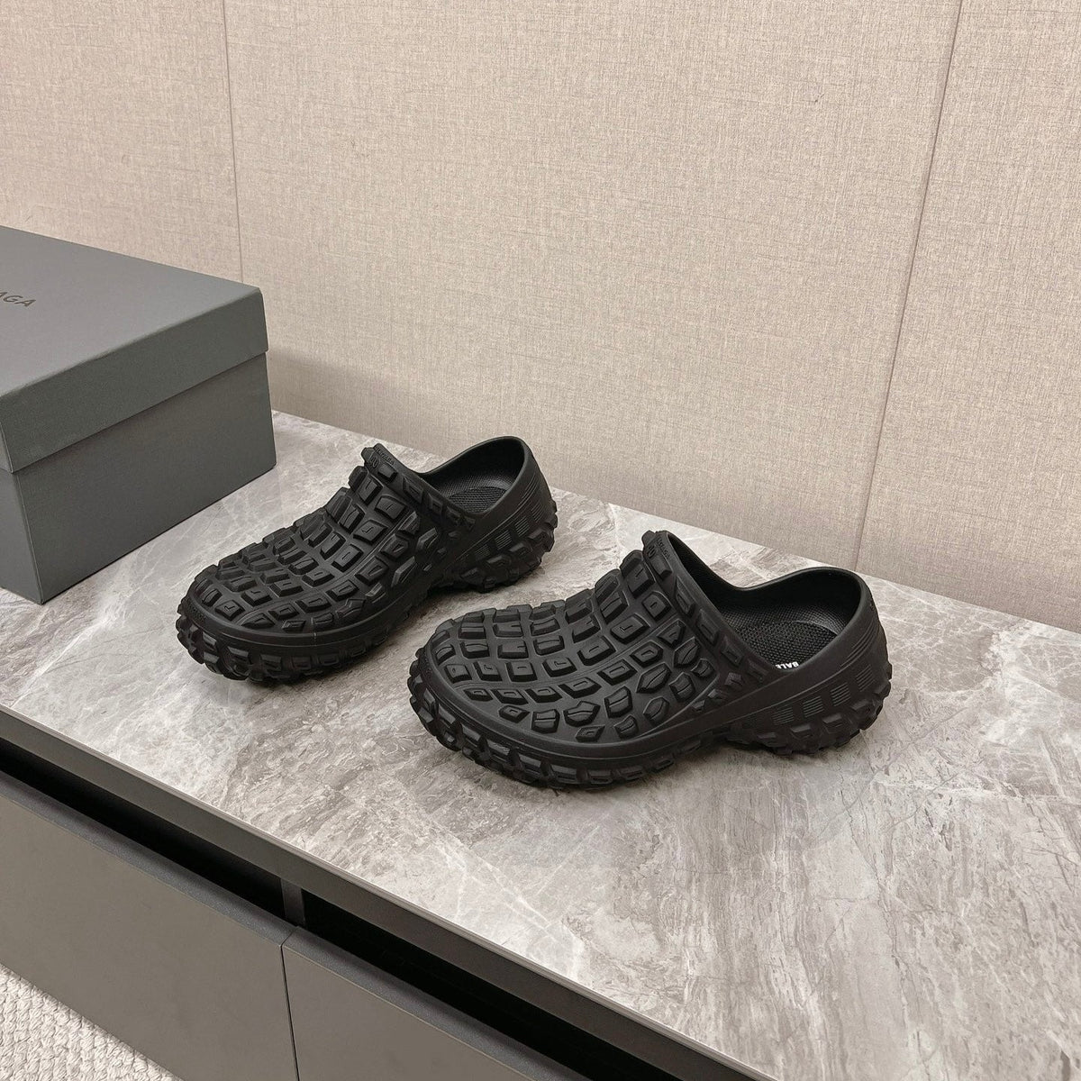 BOUNCER CLOG IN BLACK RUBBER