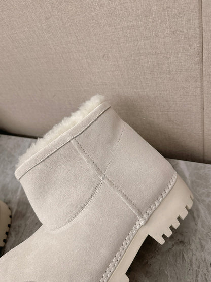 ALASKA BOOTIE IN WHITE SUEDE AND WOOL LINING