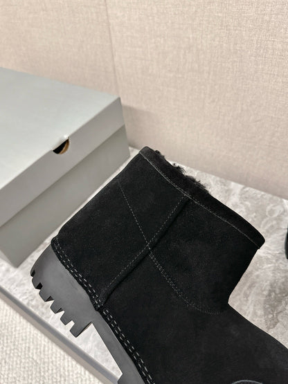 ALASKA BOOTIE IN BLACK SUEDE AND WOOL LINING