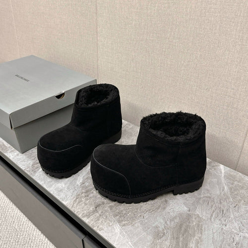 ALASKA BOOTIE IN BLACK SUEDE AND WOOL LINING