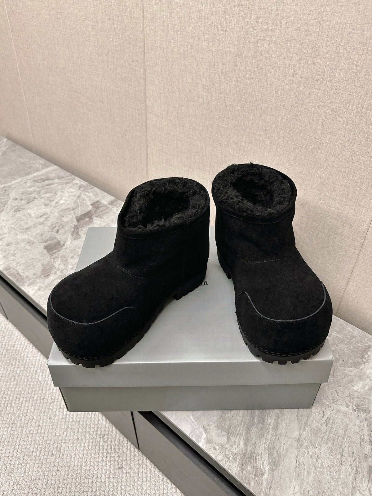 ALASKA BOOTIE IN BLACK SUEDE AND WOOL LINING