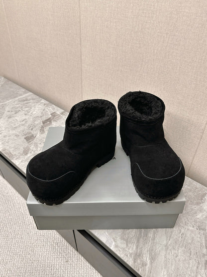 ALASKA BOOTIE IN BLACK SUEDE AND WOOL LINING