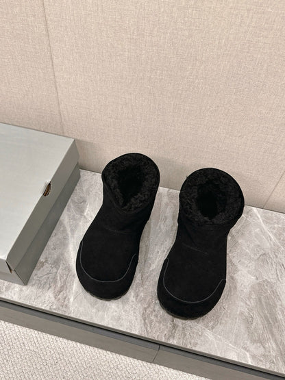 ALASKA BOOTIE IN BLACK SUEDE AND WOOL LINING