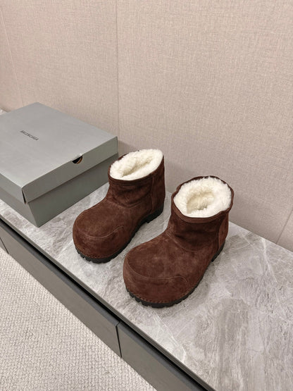 ALASKA BOOTIE IN CHOCOLATE SUEDE AND WOOL LINING
