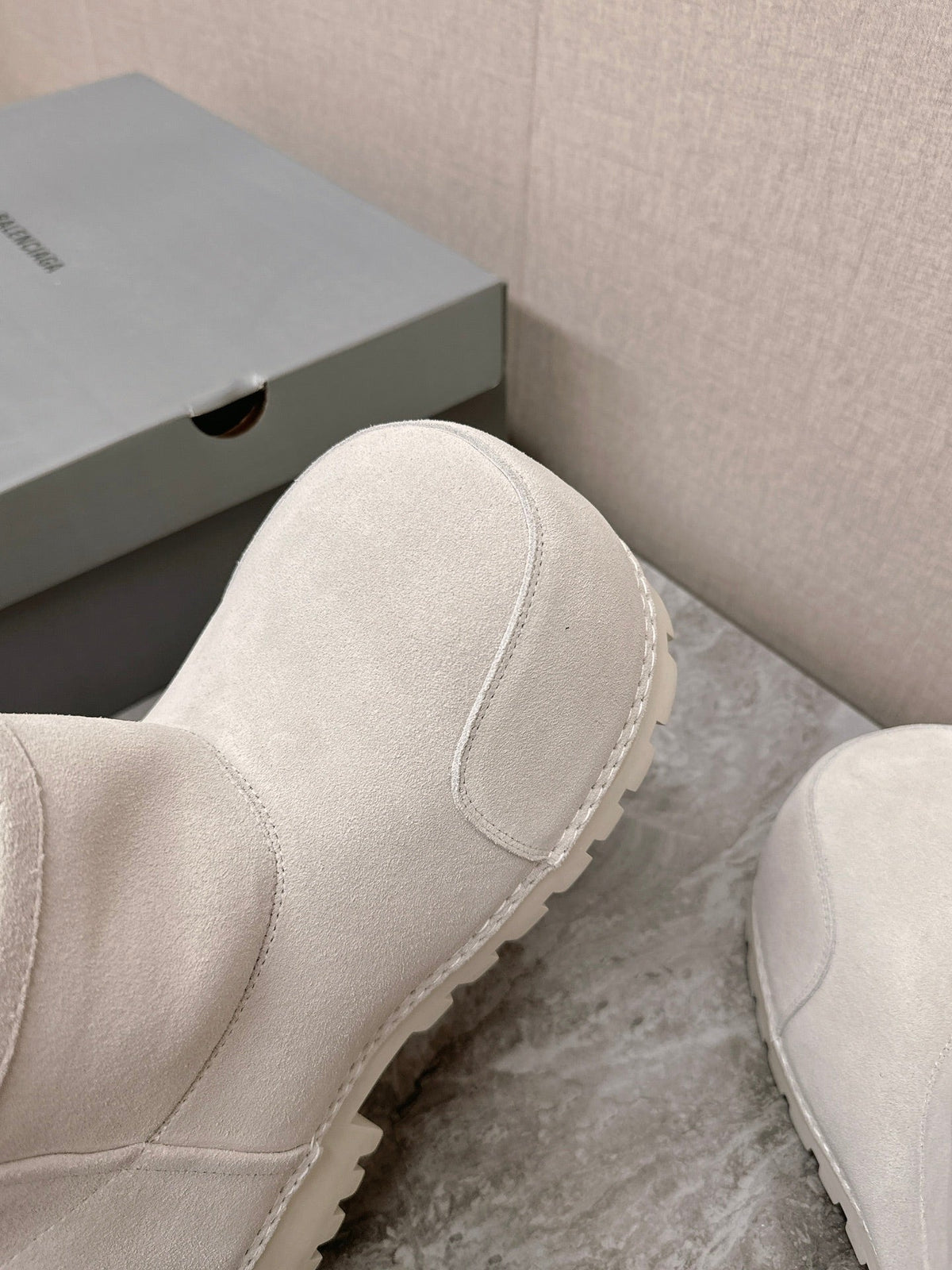 ALASKA BOOTIE IN WHITE SUEDE AND WOOL LINING