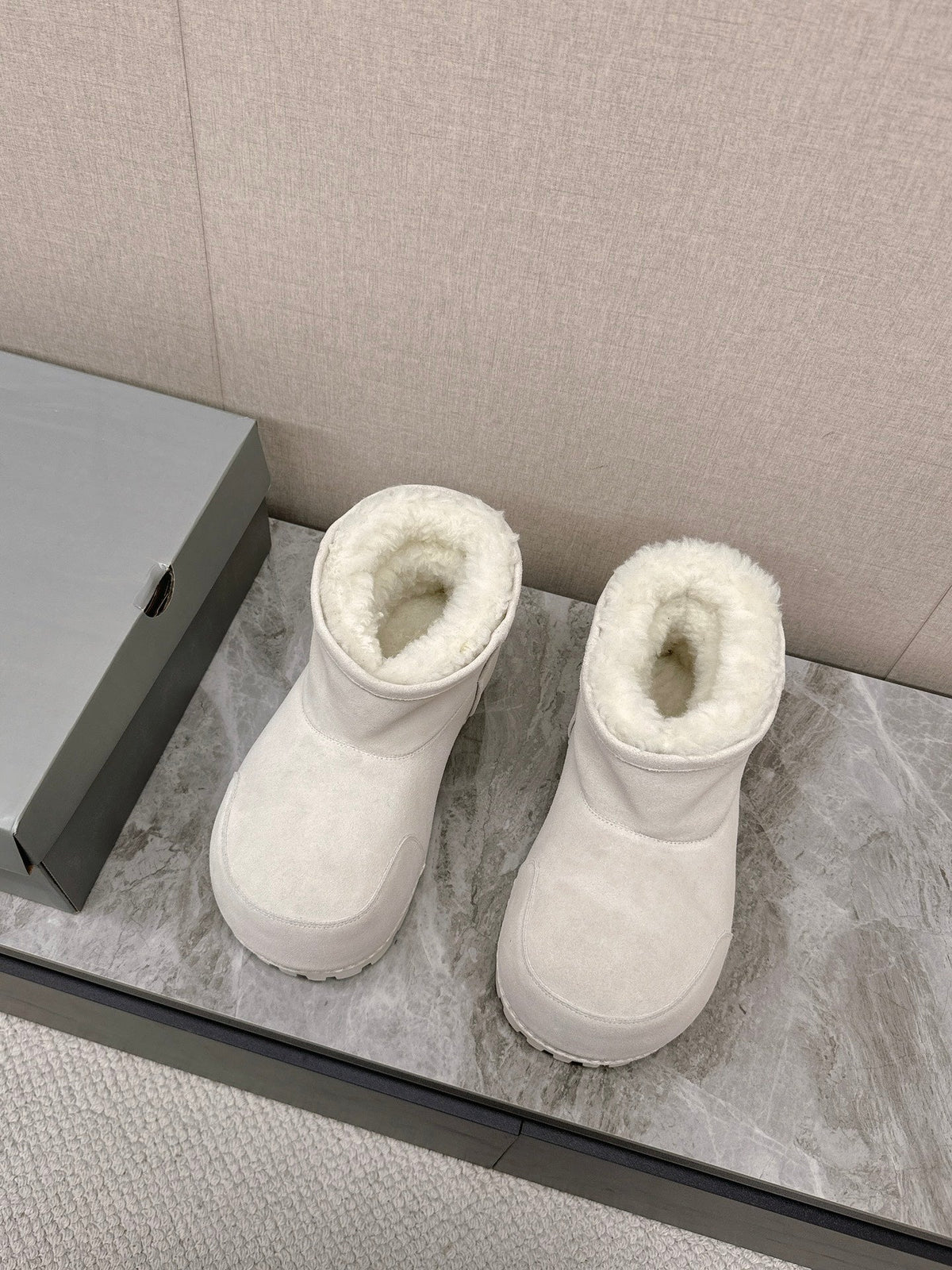 ALASKA BOOTIE IN WHITE SUEDE AND WOOL LINING