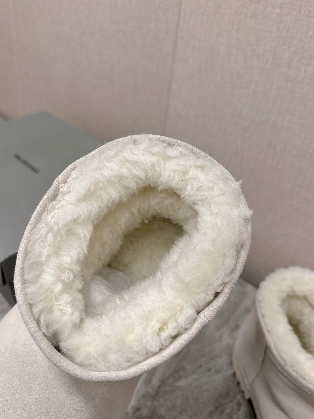 ALASKA BOOTIE IN WHITE SUEDE AND WOOL LINING