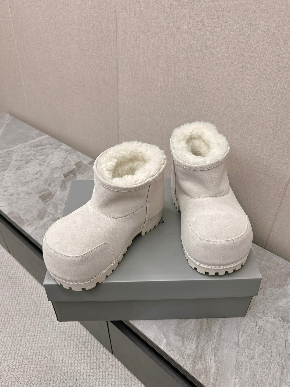 ALASKA BOOTIE IN WHITE SUEDE AND WOOL LINING