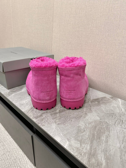 ALASKA BOOTIE IN DEEP PINK SUEDE AND WOOL LINING
