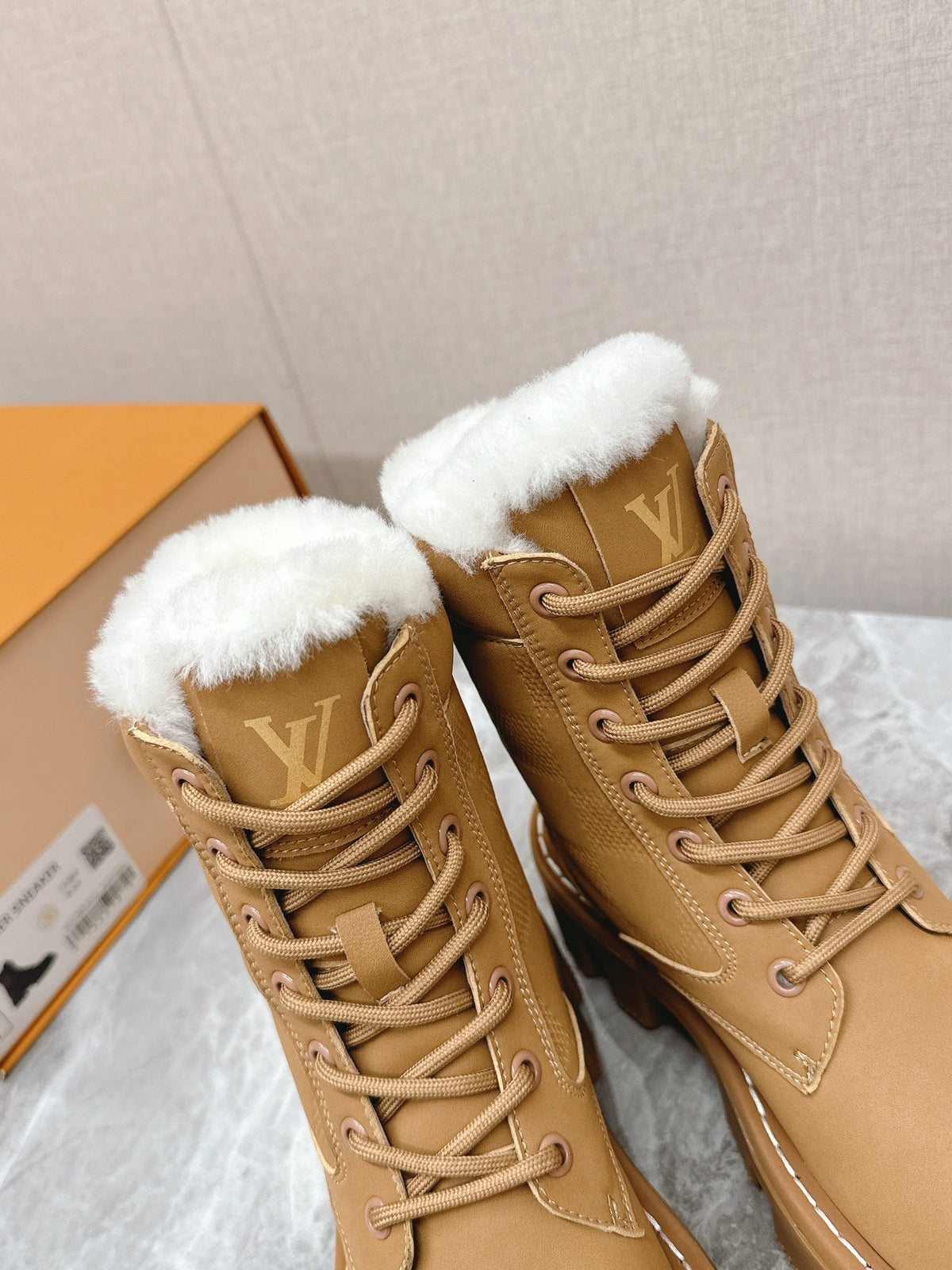 MARTIN ANKLE BOOTS IN PEANUT BROWN SUEDE AND WHITE SHEARLING LINING
