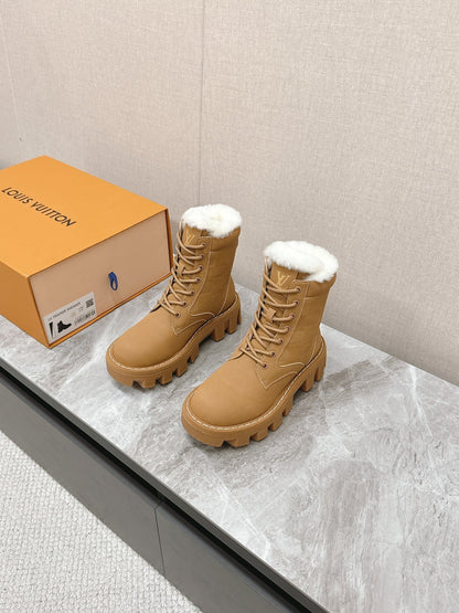 MARTIN ANKLE BOOTS IN PEANUT BROWN SUEDE AND WHITE SHEARLING LINING