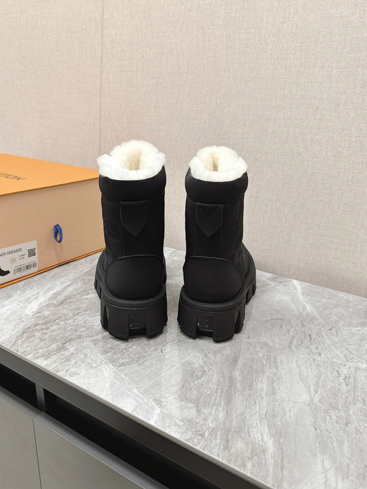 MARTIN ANKLE BOOTS IN BLACK SUEDE AND WHITE SHEARLING LINING