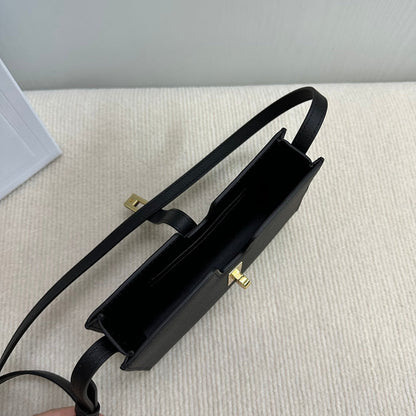 16 STRAP POCHETTE 18 IN BLACK SUPPLE CALFSKIN GOLD HARDWARE