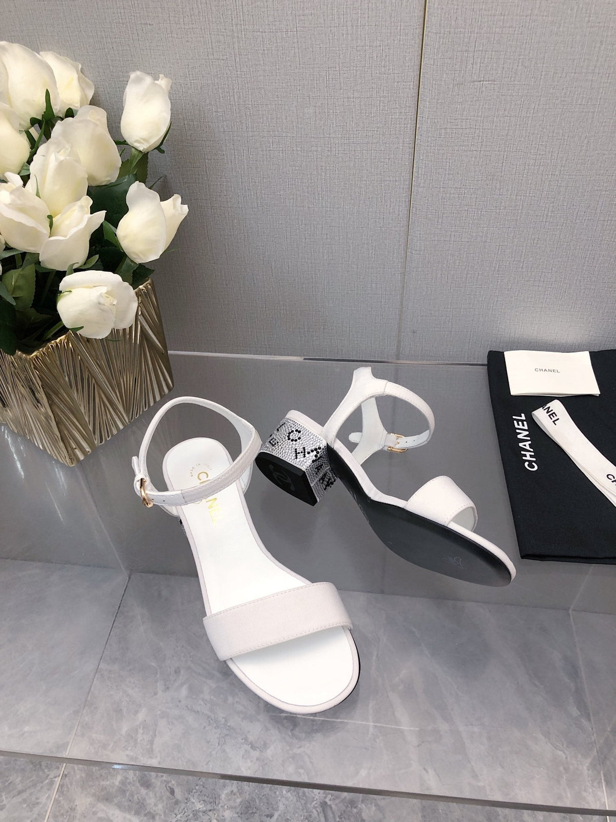 BLOCK HEEL WITH CRYSTAL 5 CM SANDAL IN WHITE FABRIC