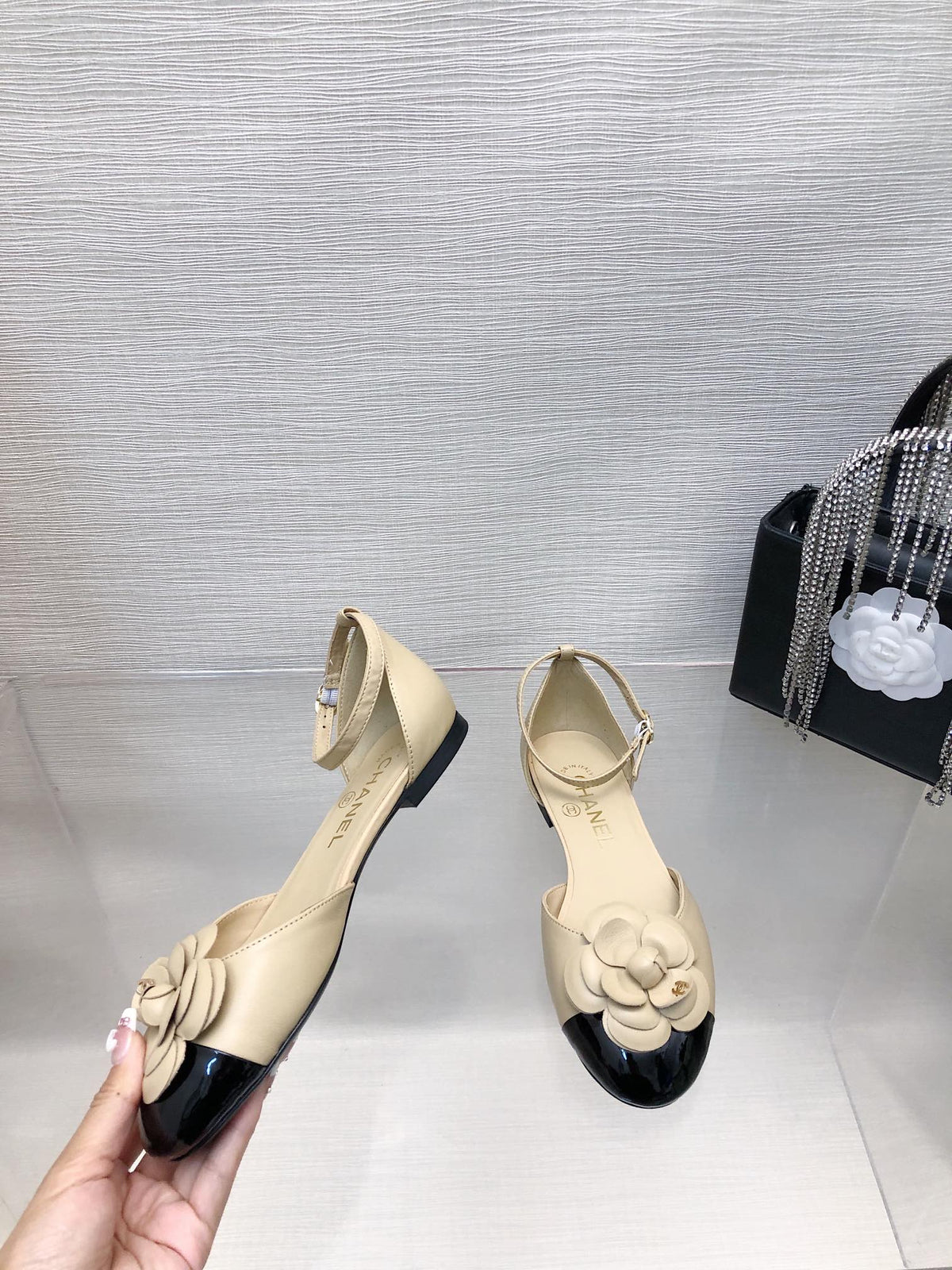 BEIGE MIX BLACK LAMBSKIN CAMELLIA HOLLOW SANDAL