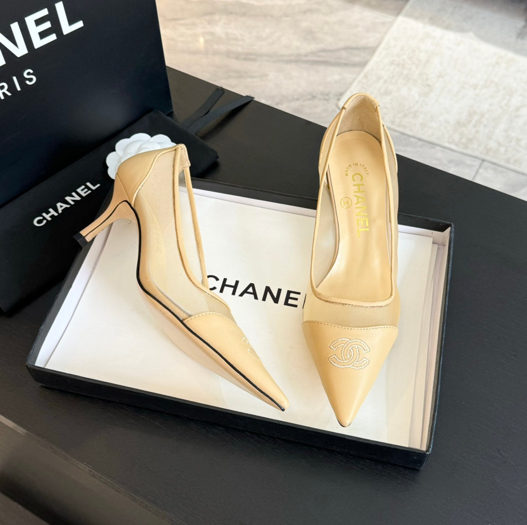 MESH LOGO HEELS IN BEIGE LAMBSKIN