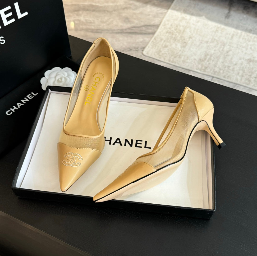 MESH LOGO HEELS IN BEIGE LAMBSKIN