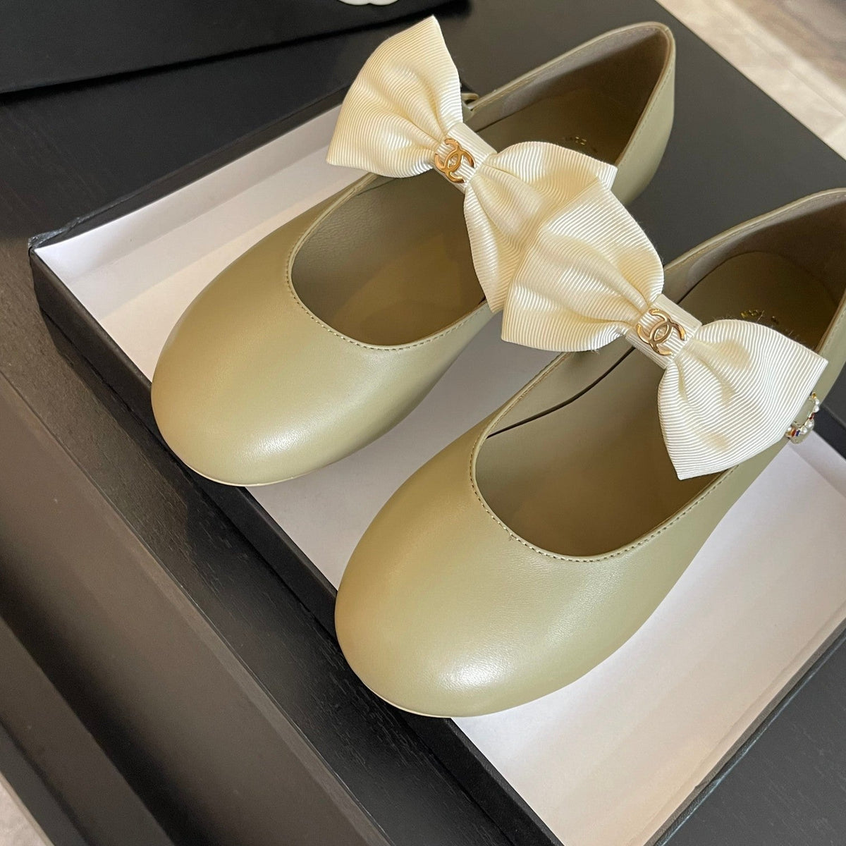 BALLET FLAT ECRU BEIGE LAMBSKIN WITH WHITE BOW