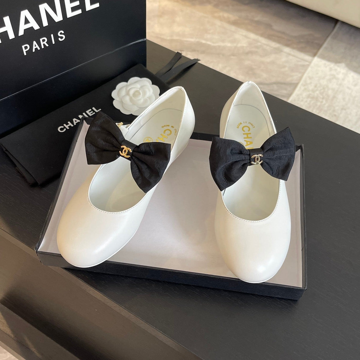 BALLET FLAT WHITE LAMBSKIN WITH BLACK BOW