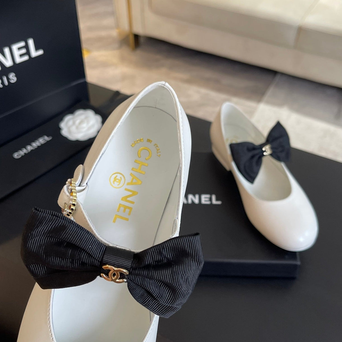 BALLET FLAT WHITE LAMBSKIN WITH BLACK BOW