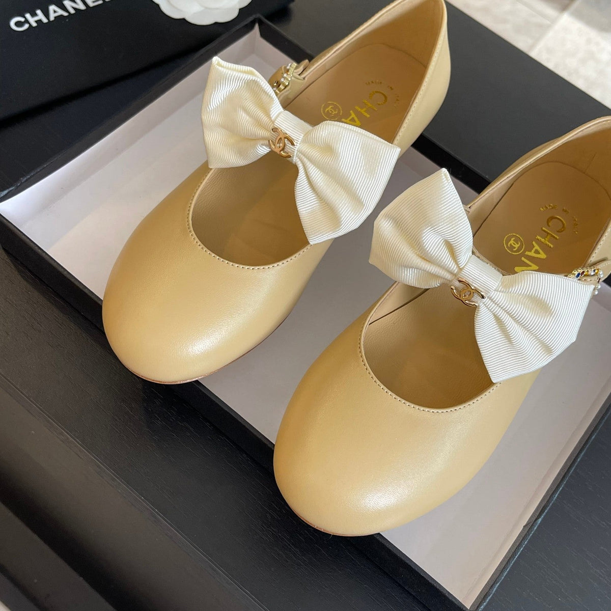 BALLET FLAT DARK CREAM LAMBSKIN WITH WHITE BOW