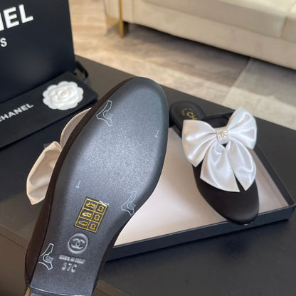 BIG BOW FLAT MULE SANDALS IN BLACK MIX WHITE SILK