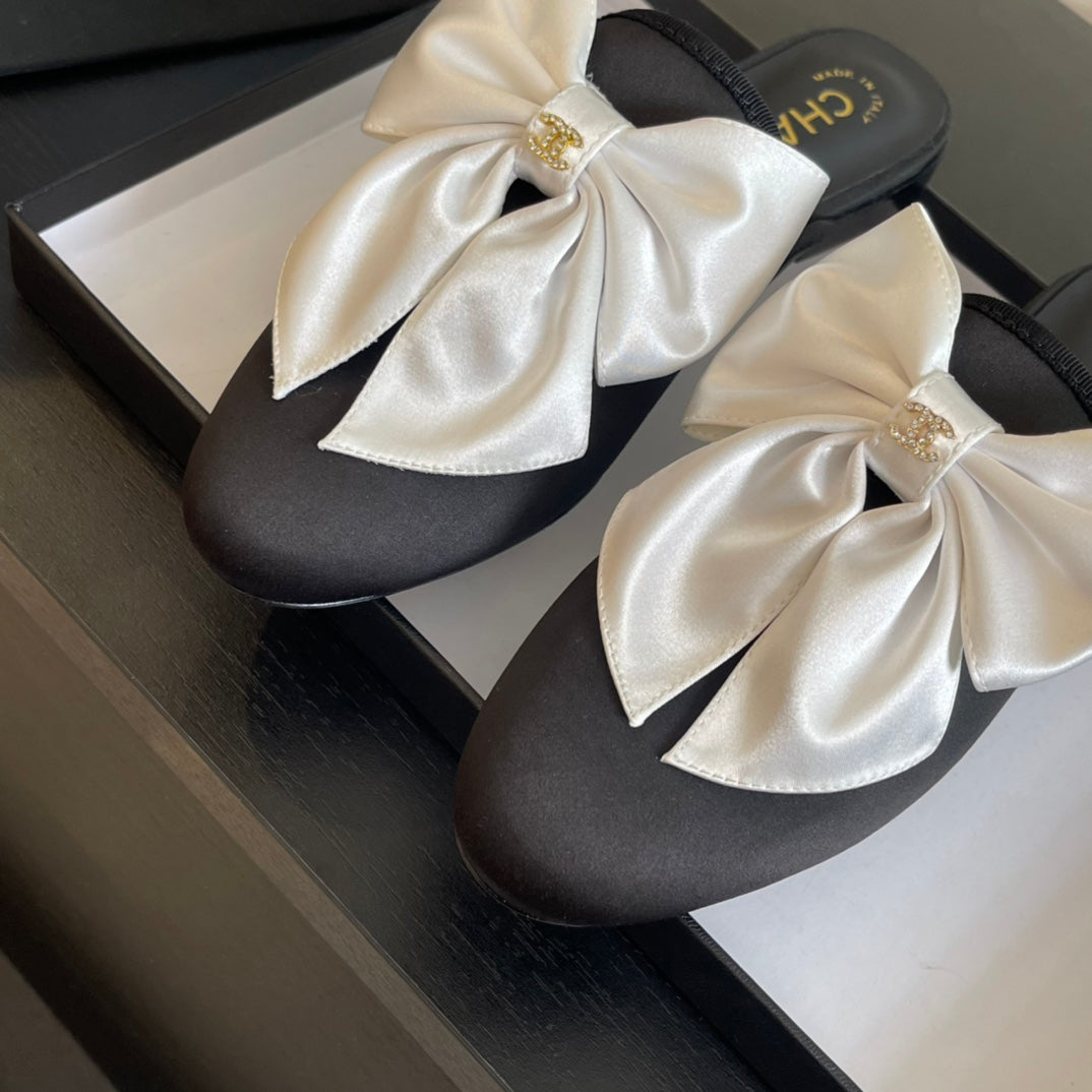 BIG BOW FLAT MULE SANDALS IN BLACK MIX WHITE SILK