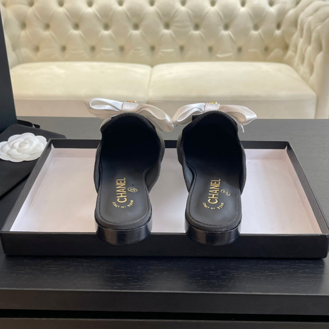 BIG BOW FLAT MULE SANDALS IN BLACK MIX WHITE SILK