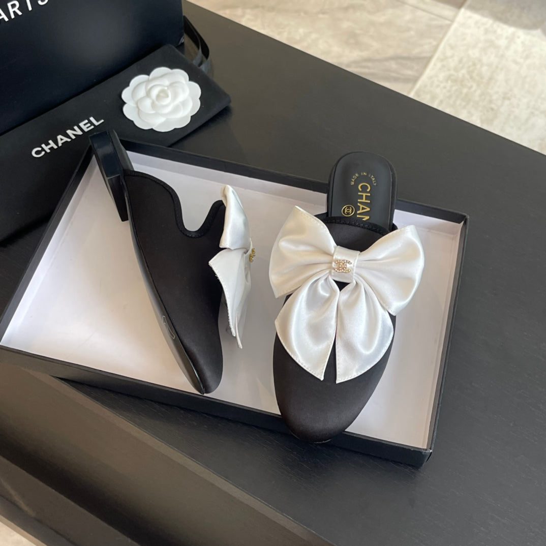 BIG BOW FLAT MULE SANDALS IN BLACK MIX WHITE SILK