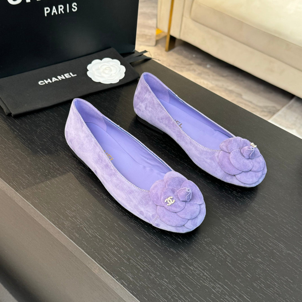 BALLET FLATS IN PASTEL PURPLE SUEDE WITH CAMELLIA
