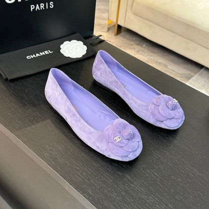 BALLET FLATS IN PASTEL PURPLE SUEDE WITH CAMELLIA