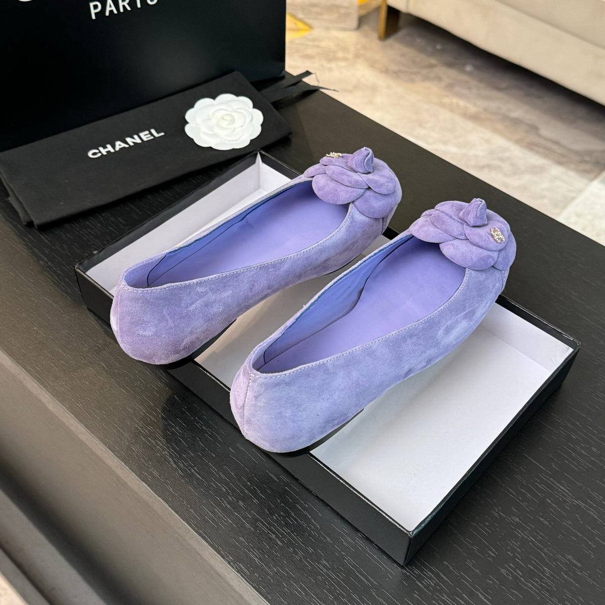 BALLET FLATS IN PASTEL PURPLE SUEDE WITH CAMELLIA
