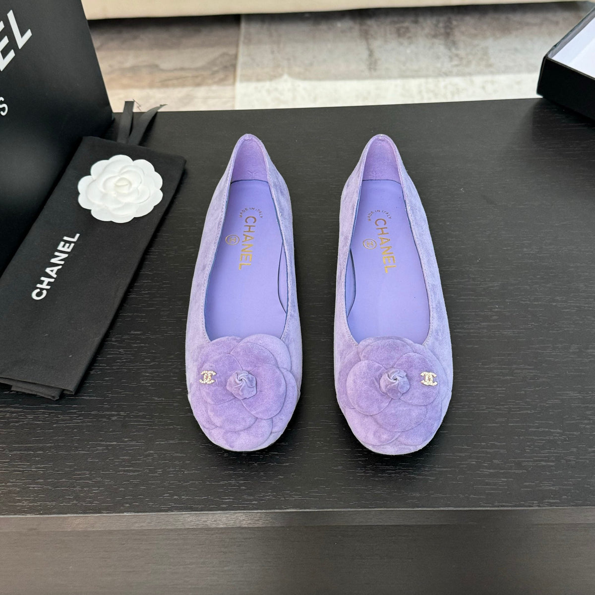 BALLET FLATS IN PASTEL PURPLE SUEDE WITH CAMELLIA