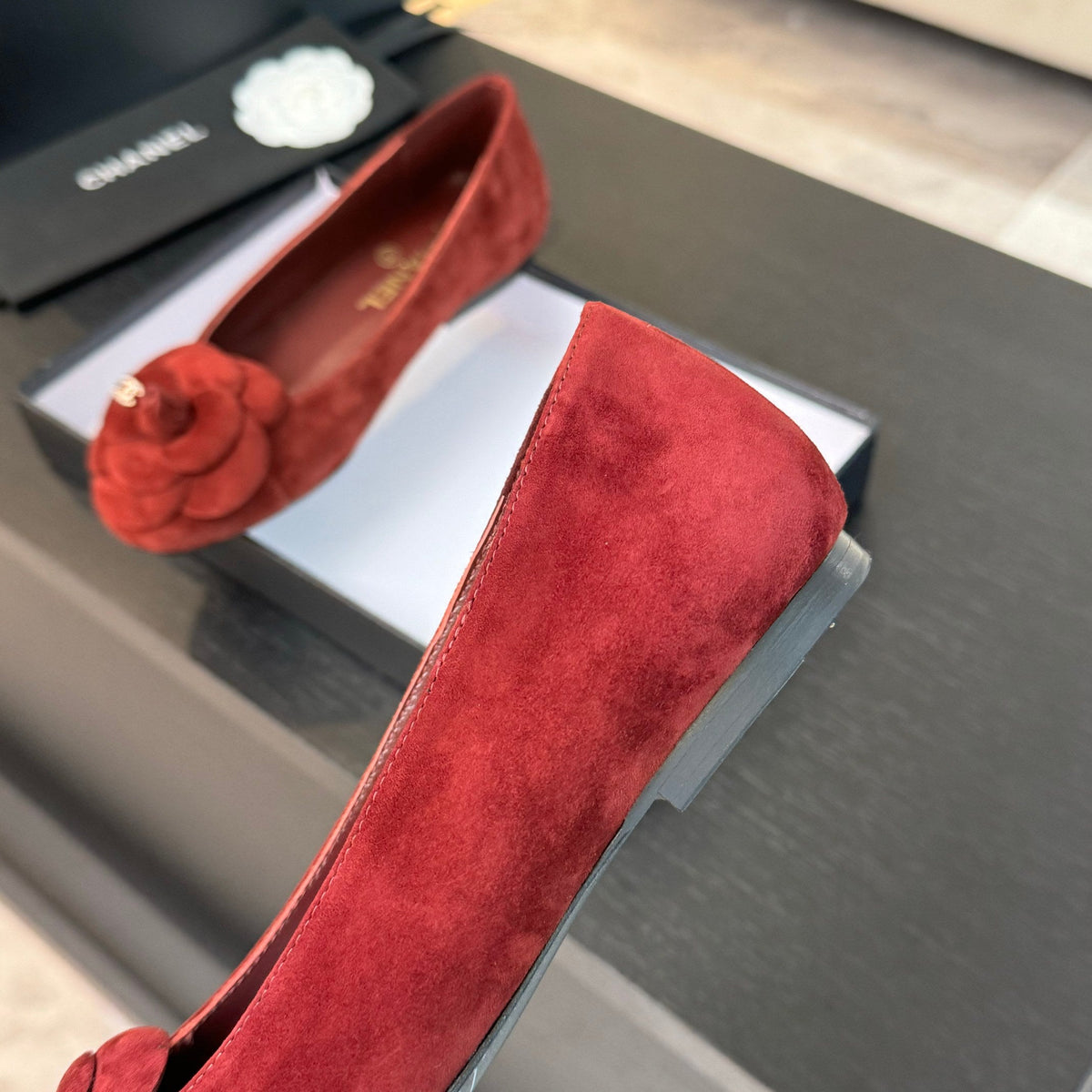 BALLET FLATS IN CLASSIC RED SUEDE WITH CAMELLIA