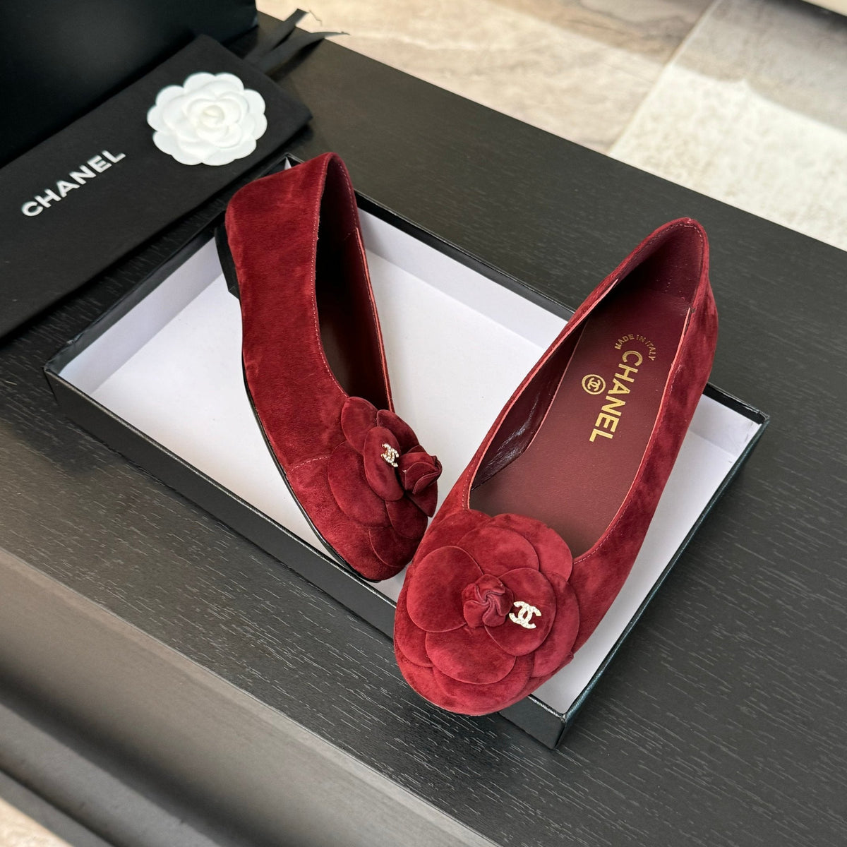 BALLET FLATS IN CLASSIC RED SUEDE WITH CAMELLIA