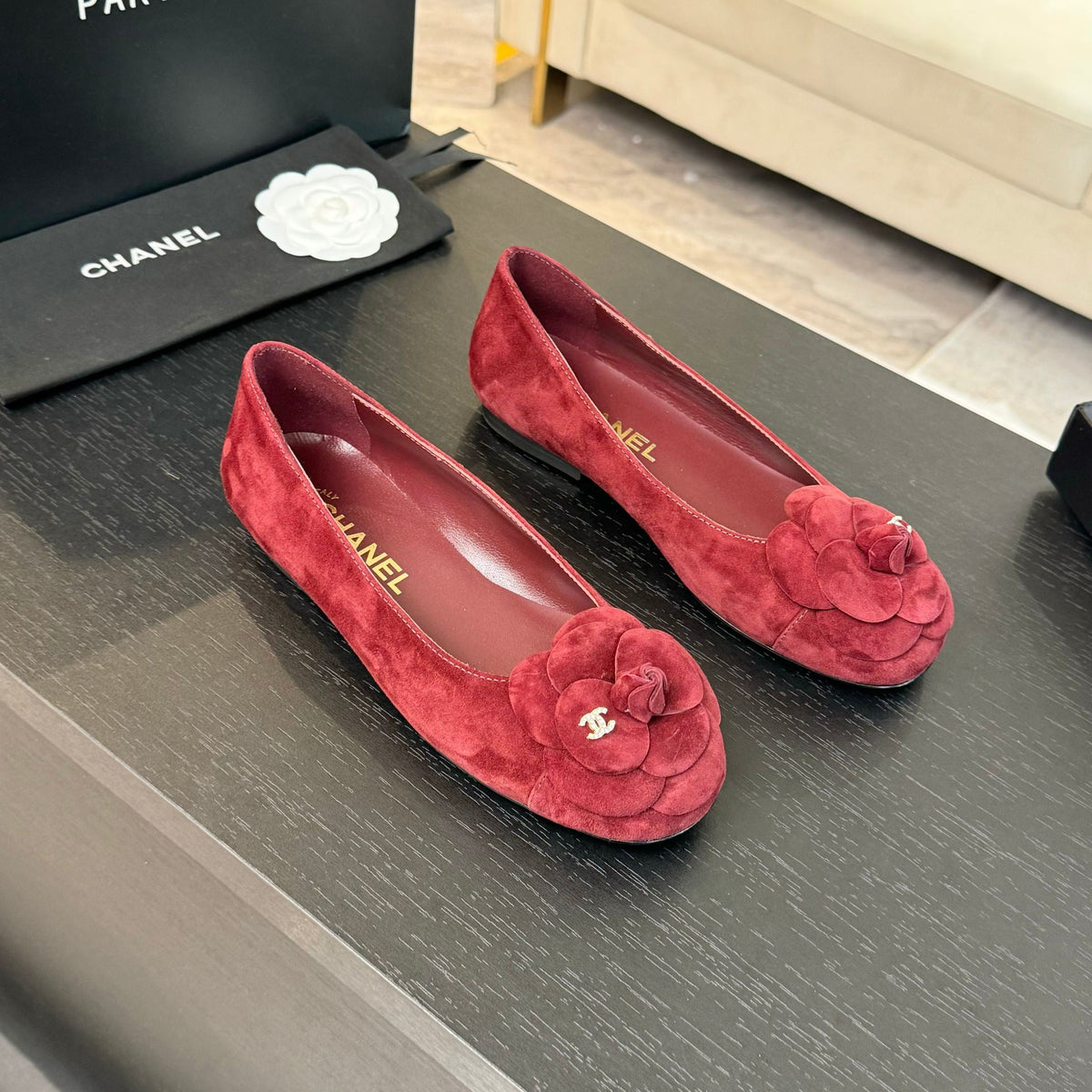 BALLET FLATS IN CLASSIC RED SUEDE WITH CAMELLIA