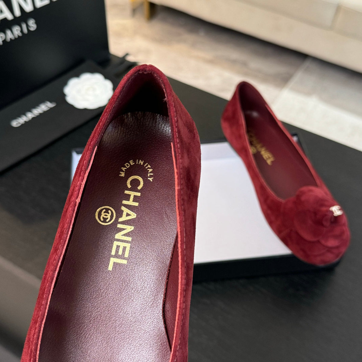 BALLET FLATS IN CLASSIC RED SUEDE WITH CAMELLIA