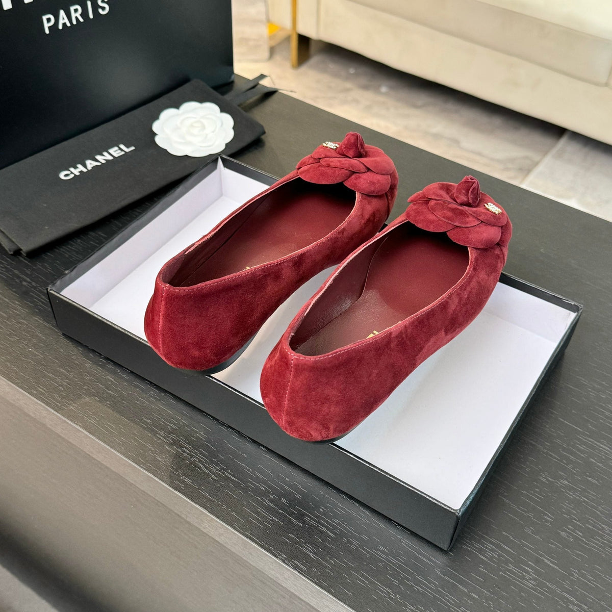 BALLET FLATS IN CLASSIC RED SUEDE WITH CAMELLIA
