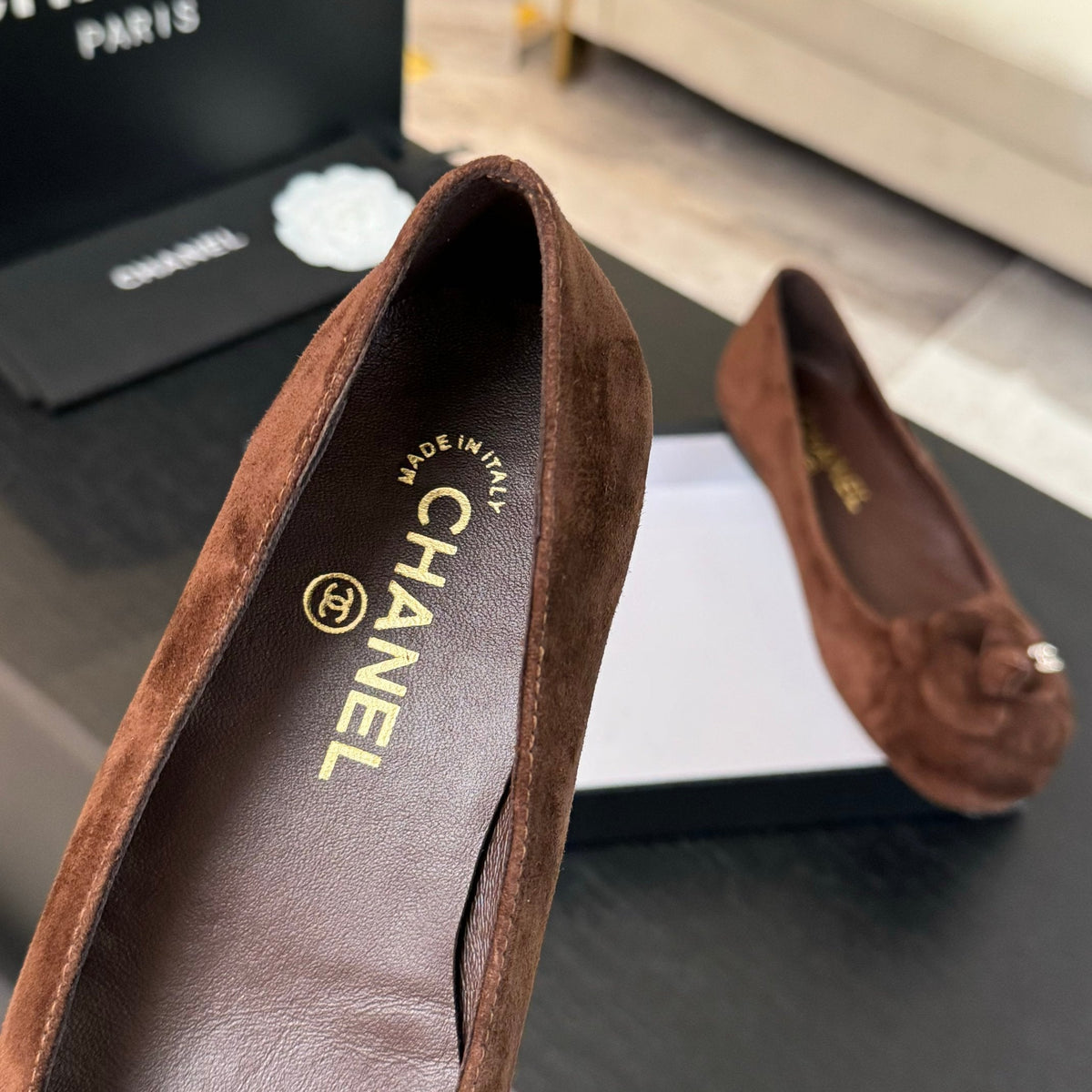 BALLET FLATS IN CHOCOLATE BROWN SUEDE WITH CAMELLIA