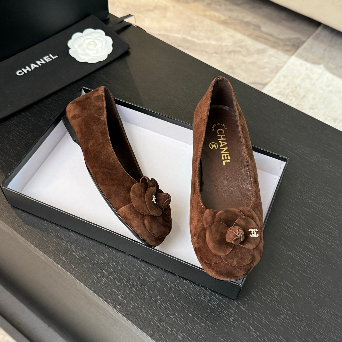 BALLET FLATS IN CHOCOLATE BROWN SUEDE WITH CAMELLIA