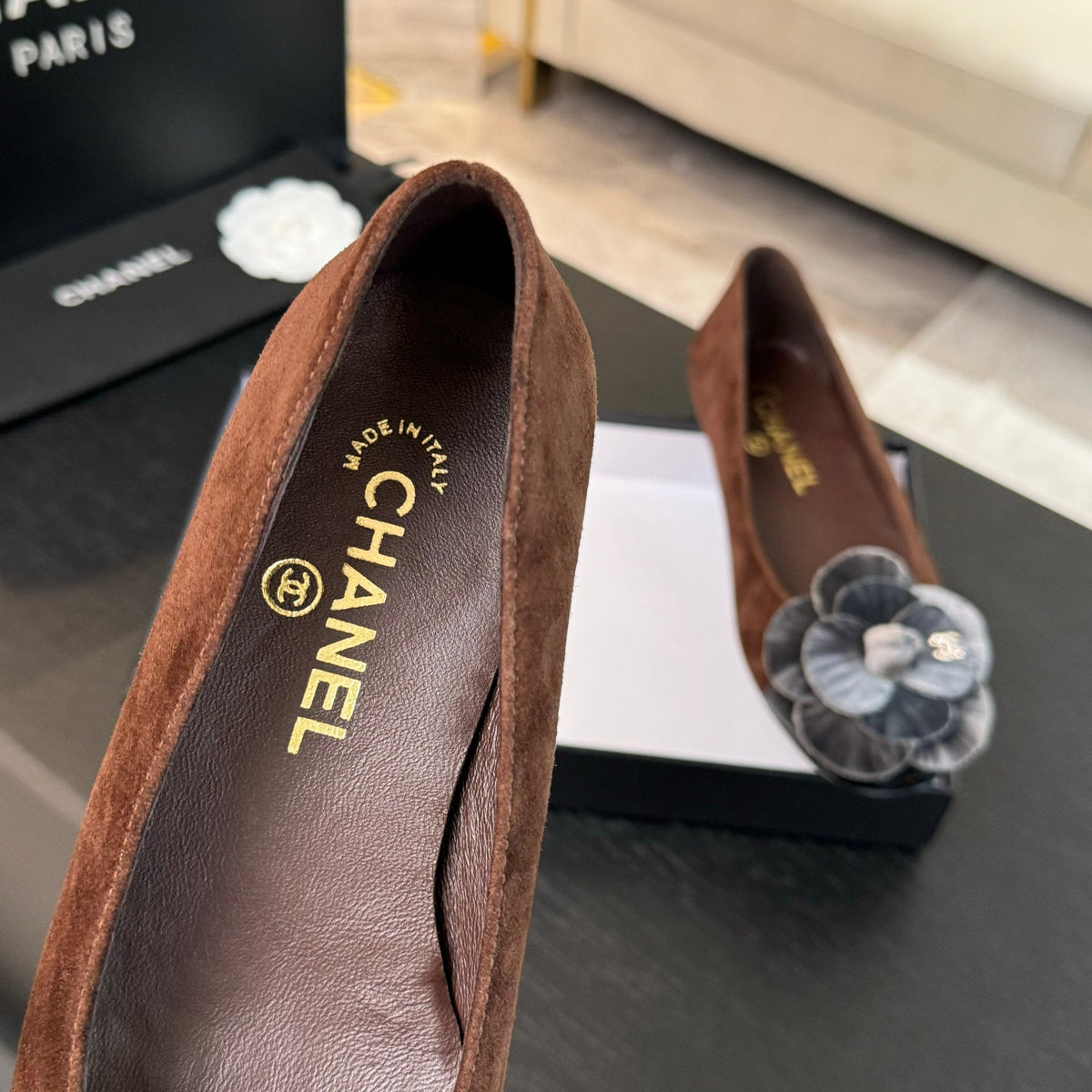 BALLET FLATS IN CHOCOLATE BROWN SUEDE WITH SILVER CAMELLIA