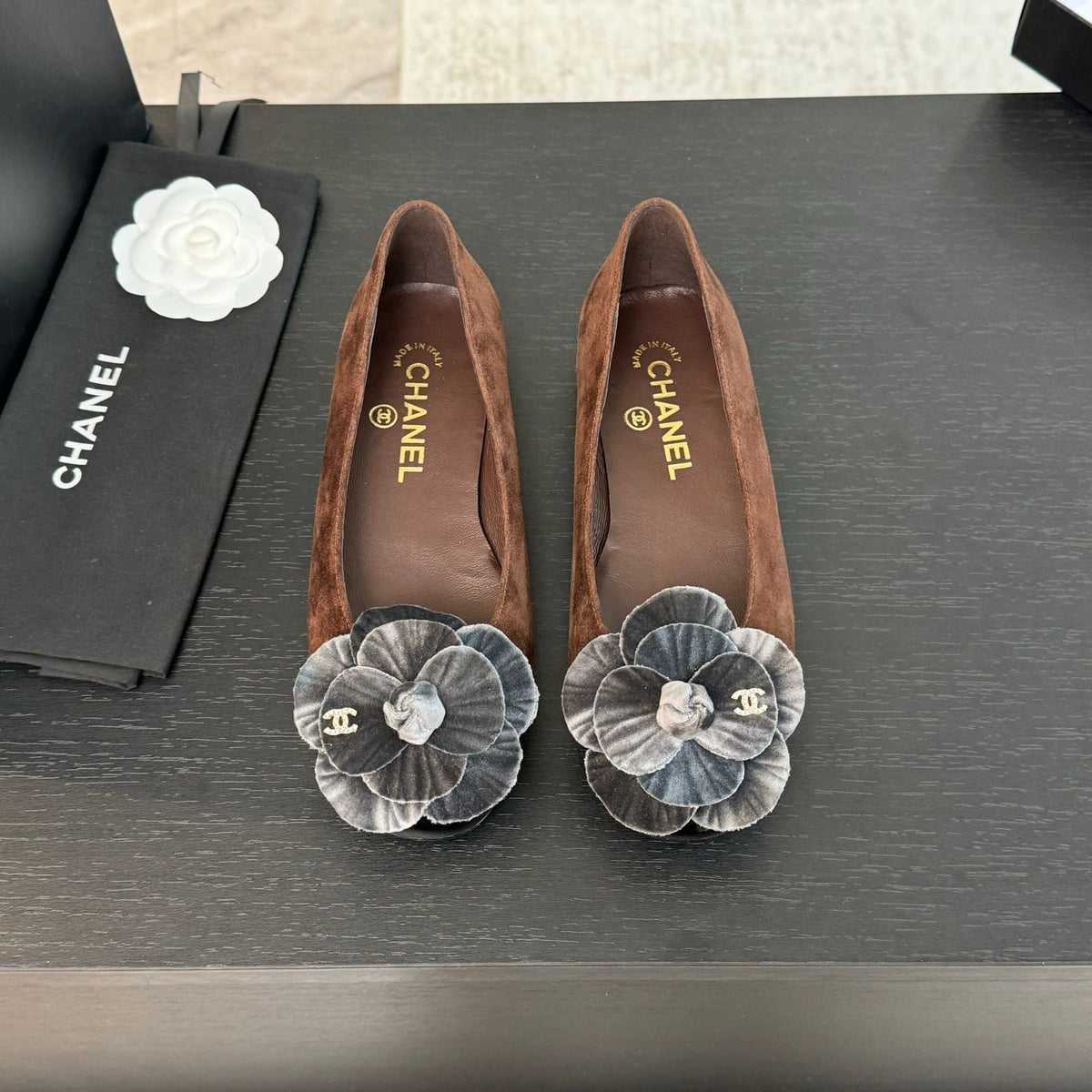 BALLET FLATS IN CHOCOLATE BROWN SUEDE WITH SILVER CAMELLIA