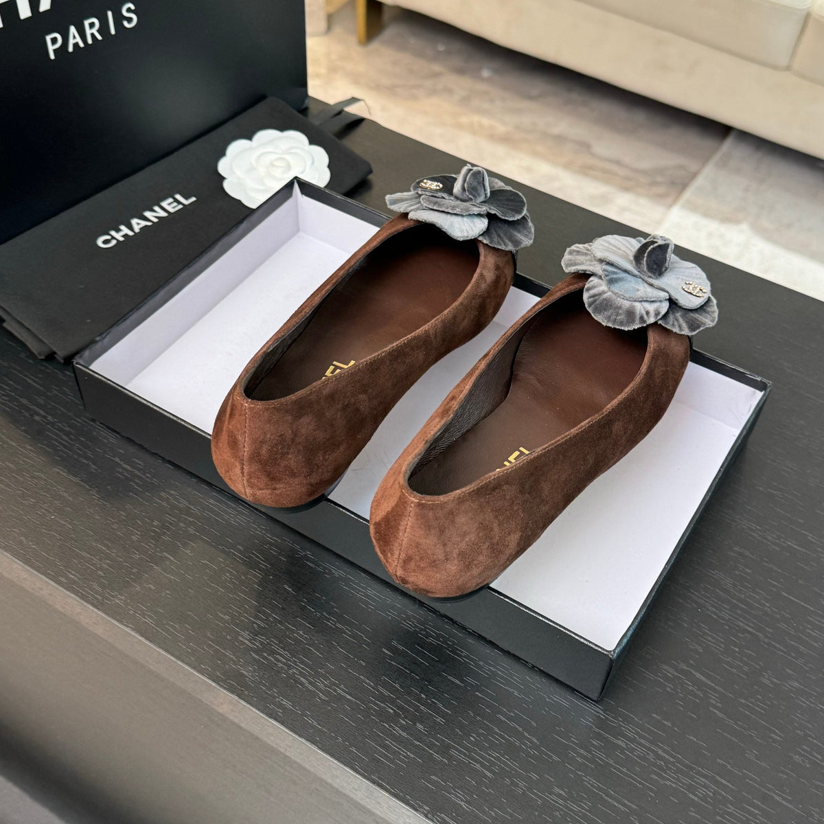 BALLET FLATS IN CHOCOLATE BROWN SUEDE WITH SILVER CAMELLIA