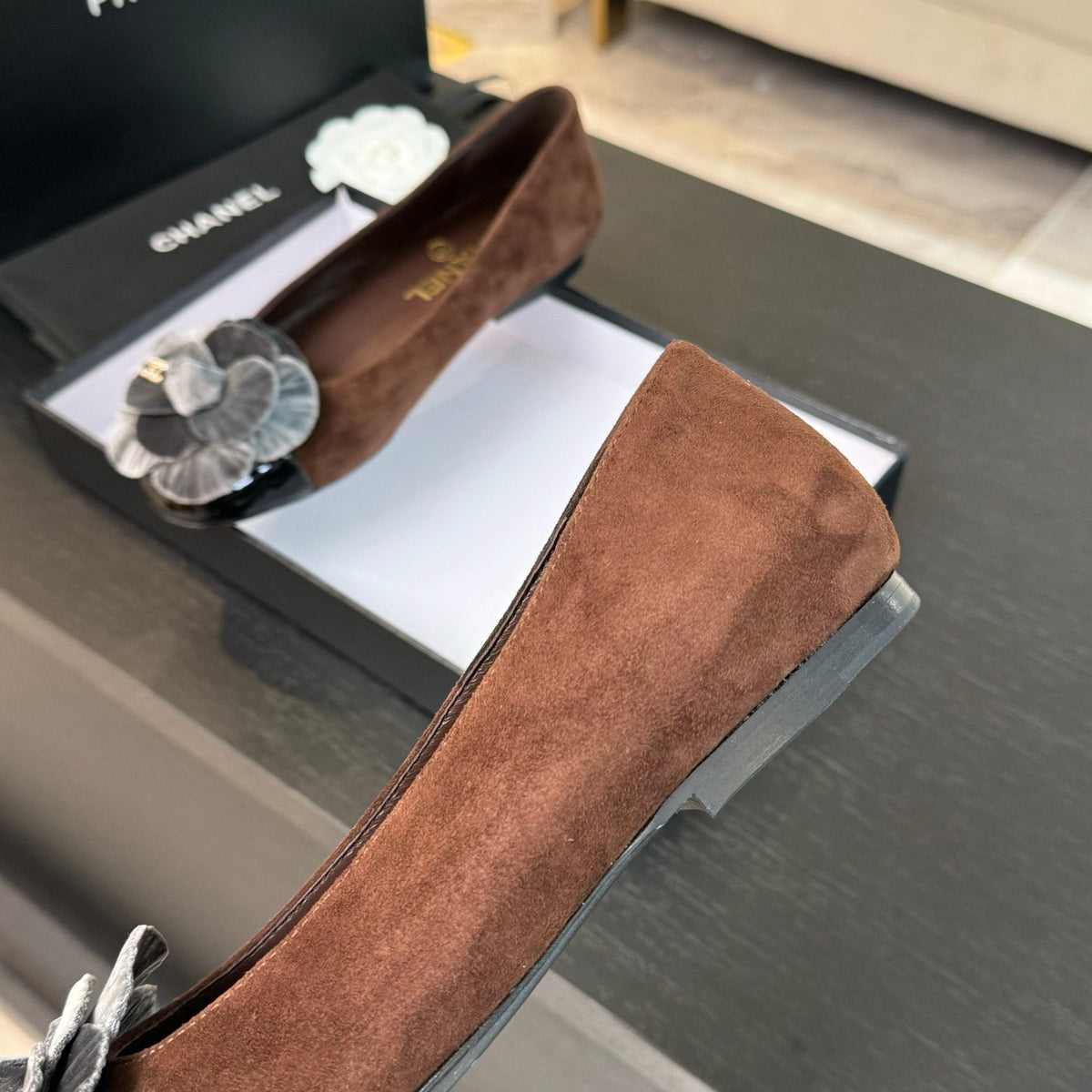 BALLET FLATS IN CHOCOLATE BROWN SUEDE WITH SILVER CAMELLIA