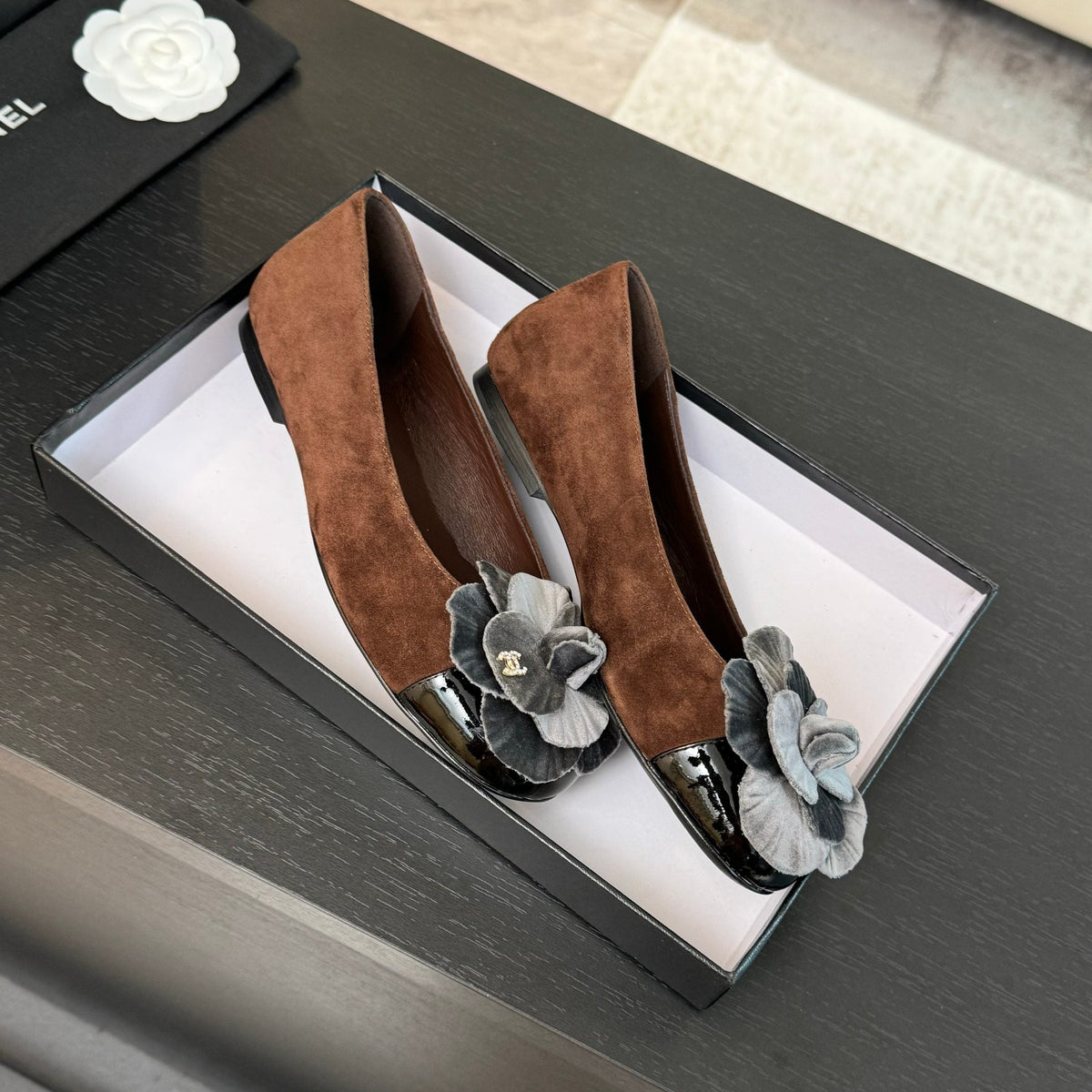 BALLET FLATS IN CHOCOLATE BROWN SUEDE WITH SILVER CAMELLIA
