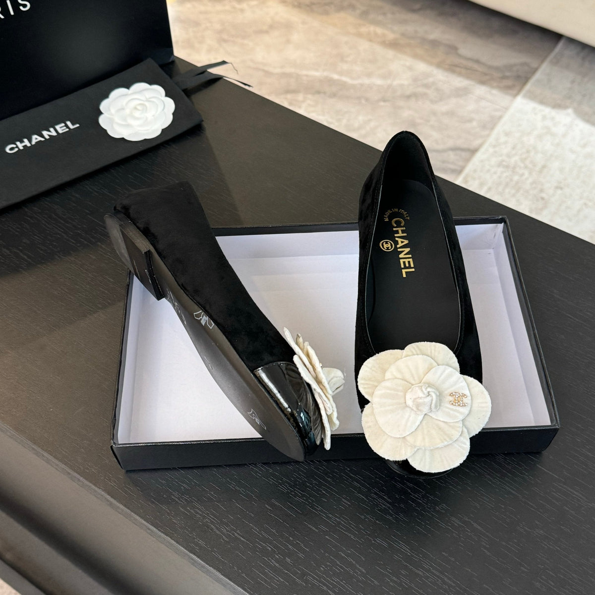 BALLET FLATS IN BLACK SUEDE WITH WHITE CAMELLIA