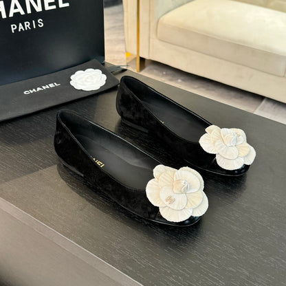 BALLET FLATS IN BLACK SUEDE WITH WHITE CAMELLIA