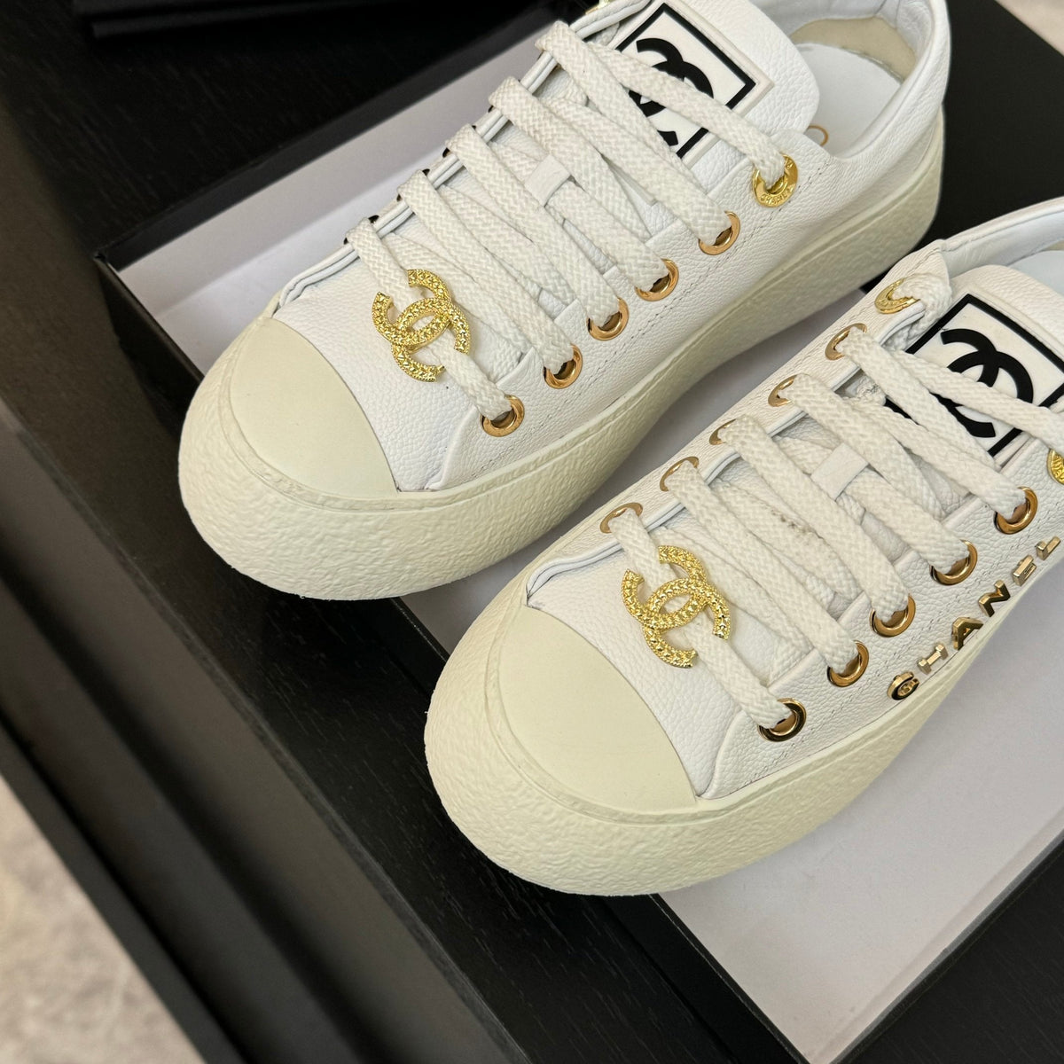BIG-HEAD COOKIE SHOES IN WHITE LAMBSKIN